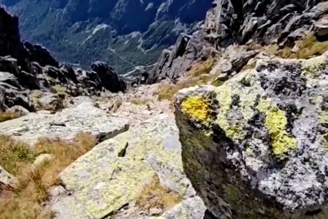 V Tatrách niekto sprejuje skaly žltou farbou, pravdepodobne si značí trasu na štíty, kam nevedie chodník