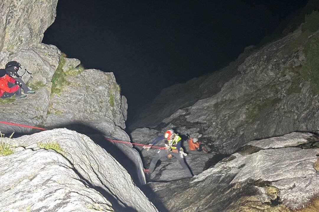 Foto: Horskí záchranári mali nočnú akciu: Pomoc potreboval 52-ročný Poliak, ktorý sa šmykol a spadol niekoľko metrov