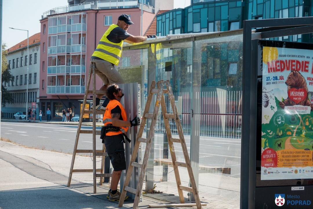 FOTO: V Poprade sa menia strechy na prístreškoch. Mesto sľubuje, že nové budú bezpečnejšie