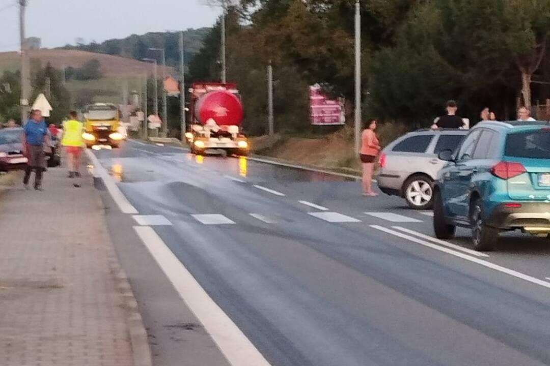 Foto: V okrese Prešov došlo k zrážke nákladného a osobného auta: Na cestu vytieklo približne 580 litrov nafty