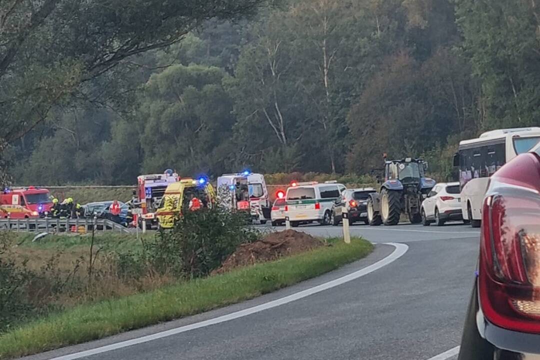 Foto: Pri rannej nehode štyroch osobných áut v okrese Bardejov sa zranili tri osoby