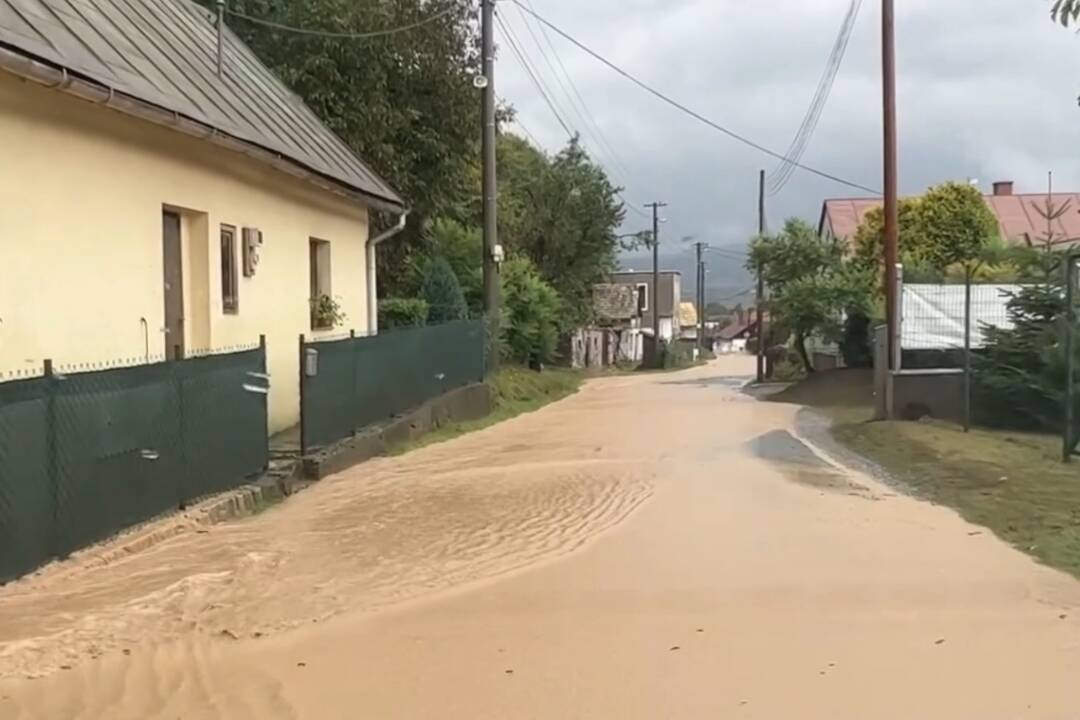 VIDEO: Záplavy zasiahli Orkucany pri Sabinove. Voda zaplavila ulice a dvory