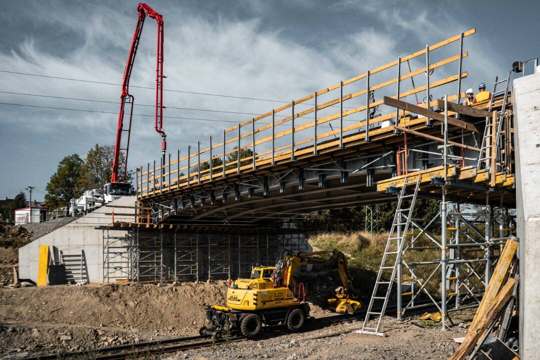 Foto: Výstavba mosta nad železničnou traťou v Štrbe napreduje. Stavebné práce sú hotové na 70 percent