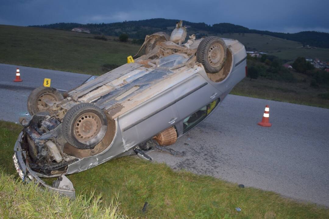 Foto: Vodič pod vplyvom alkoholu nezvládol jazdu v okrese Stará Ľubovňa. Auto skončilo prevrátené na streche