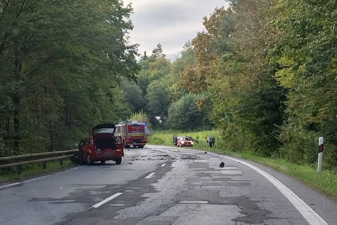 Foto: V Cemjate v smere na Bzenov došlo k dopravnej nehode. Zrazilo sa osobné auto, kamión a dodávka