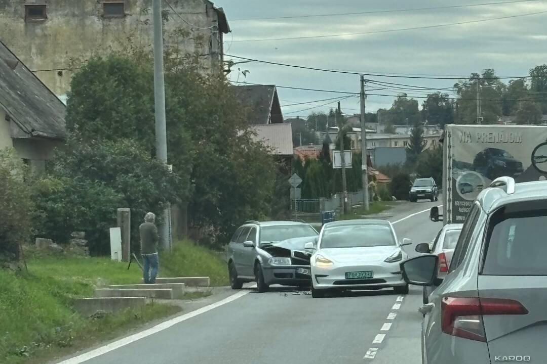 Foto: Dramatická nehoda v Kapušanoch. Zrážka dvoch áut zablokovala cestu