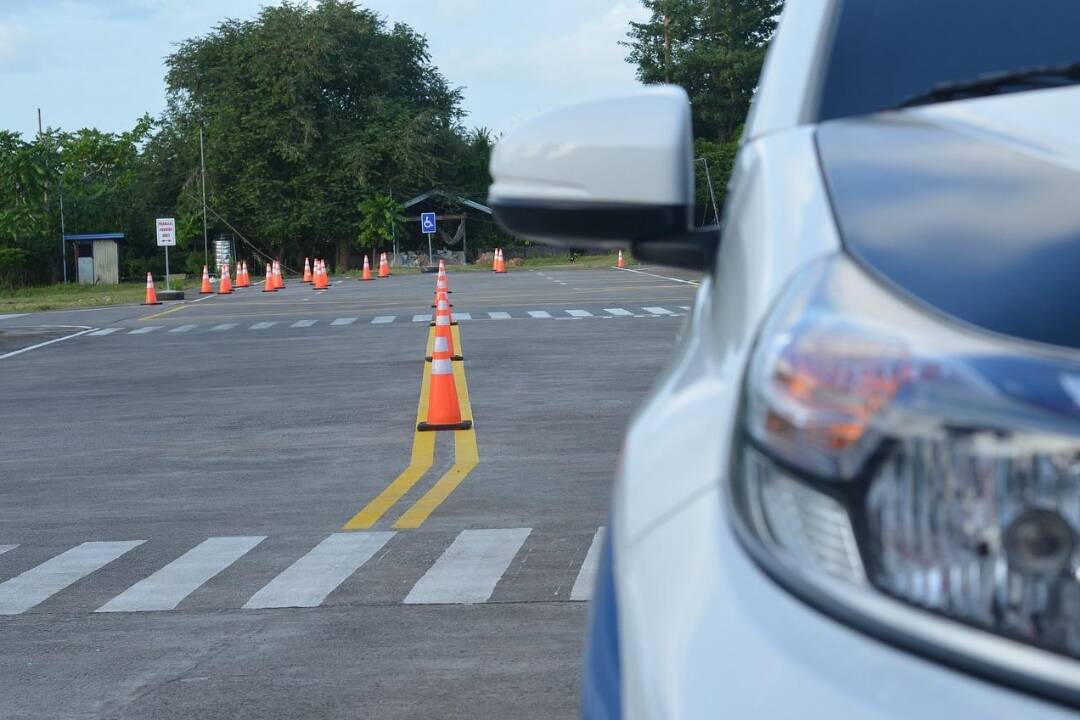 Minúty hrôzy počas skúšky v prešovskej autoškole. Vodič skolaboval za volantom a prešiel do protismeru