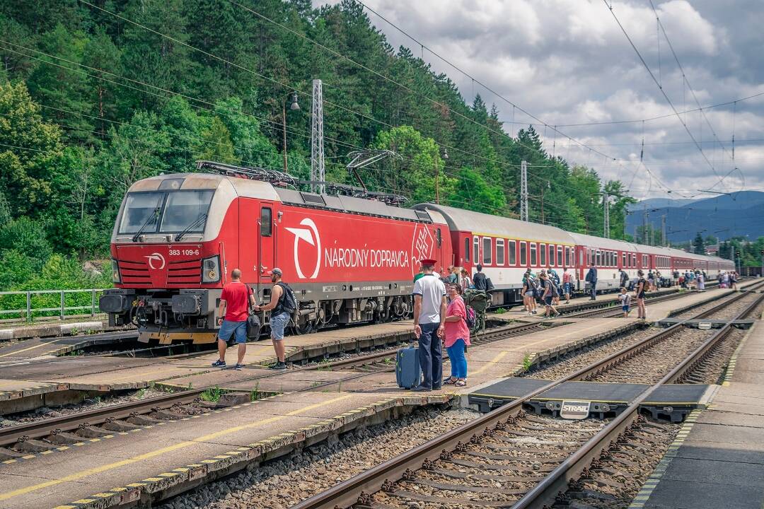 Foto: Ďalšie výluky vlakov na východe Slovenska: Náhradné autobusy jazdia aj v Prešovskom kraji