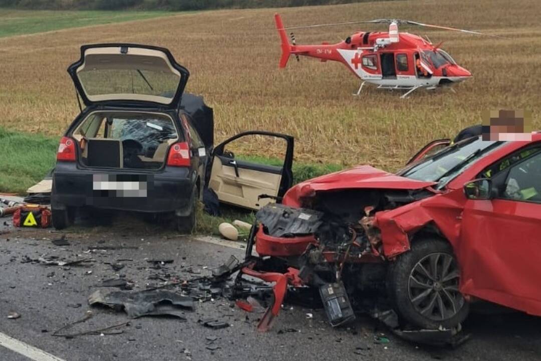 FOTO: Po vážnej nehode medzi Kežmarkom a Huncovcami zasahoval aj vrtuľník. Je zázrak, že všetci prežili