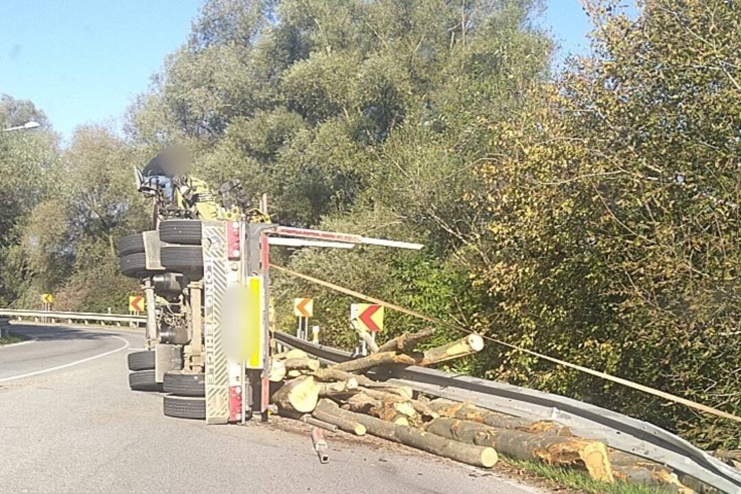 Foto: Vo Vranove nad Topľou v smere na Michalovce sa prevrátilo nákladné auto s drevom