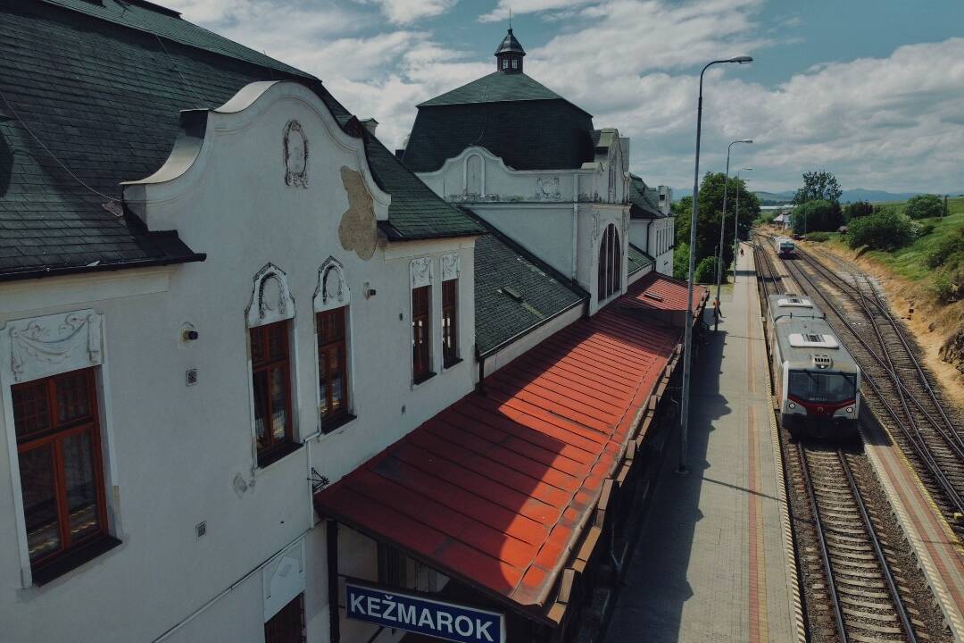 Foto: V Kežmarku sa začína s obnovou historickej železničnej stanice. Práce by mali trvať rok 