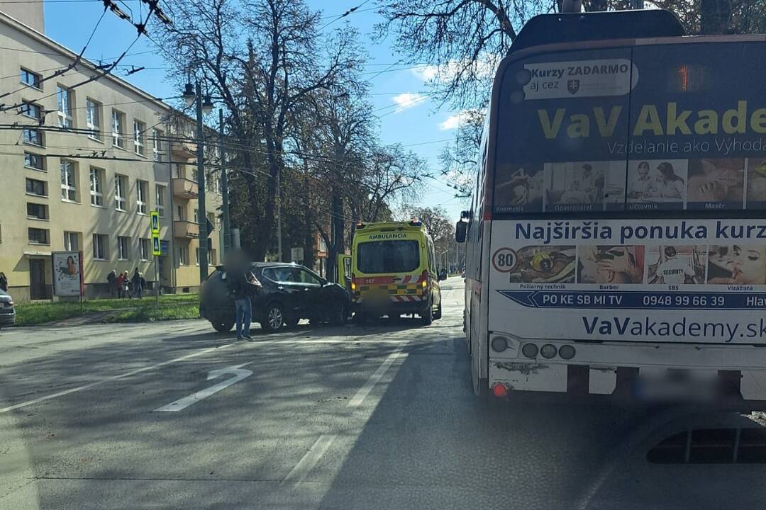 Foto: V Prešove došlo k zrážke osobného auta a sanitky