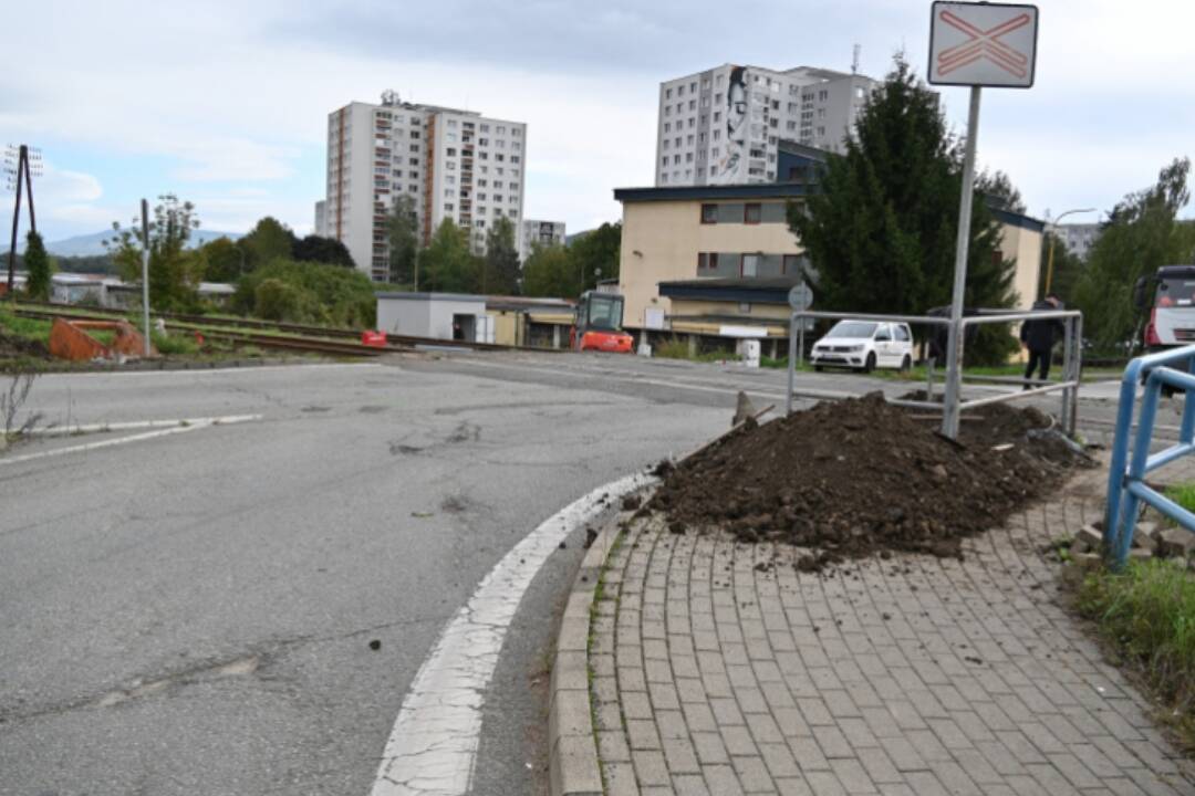 FOTO: Uzávierka železničného priecestia v Humennom: Pripravte sa na obchádzky a obmedzenia