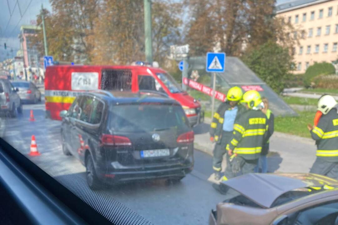 Foto: Zrážka áut v centre Prešova spôsobila dopravné zdržanie: Zasahovali hasiči