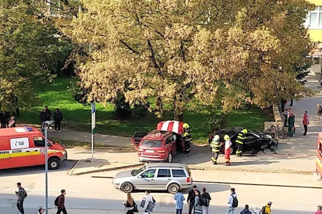 Foto: VIDEO: Na Kúpeľnej v Prešove sa zrazili dve osobné autá, k nehode došlo len pár metrov od vchodu základnej školy