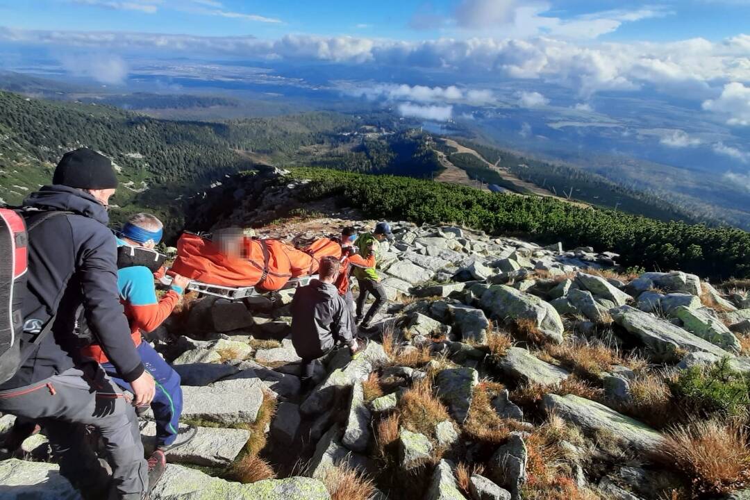 Foto: Pod Predným Soliskom spadol 69-ročný muž: Pomáhalo mu 11 horských záchranárov