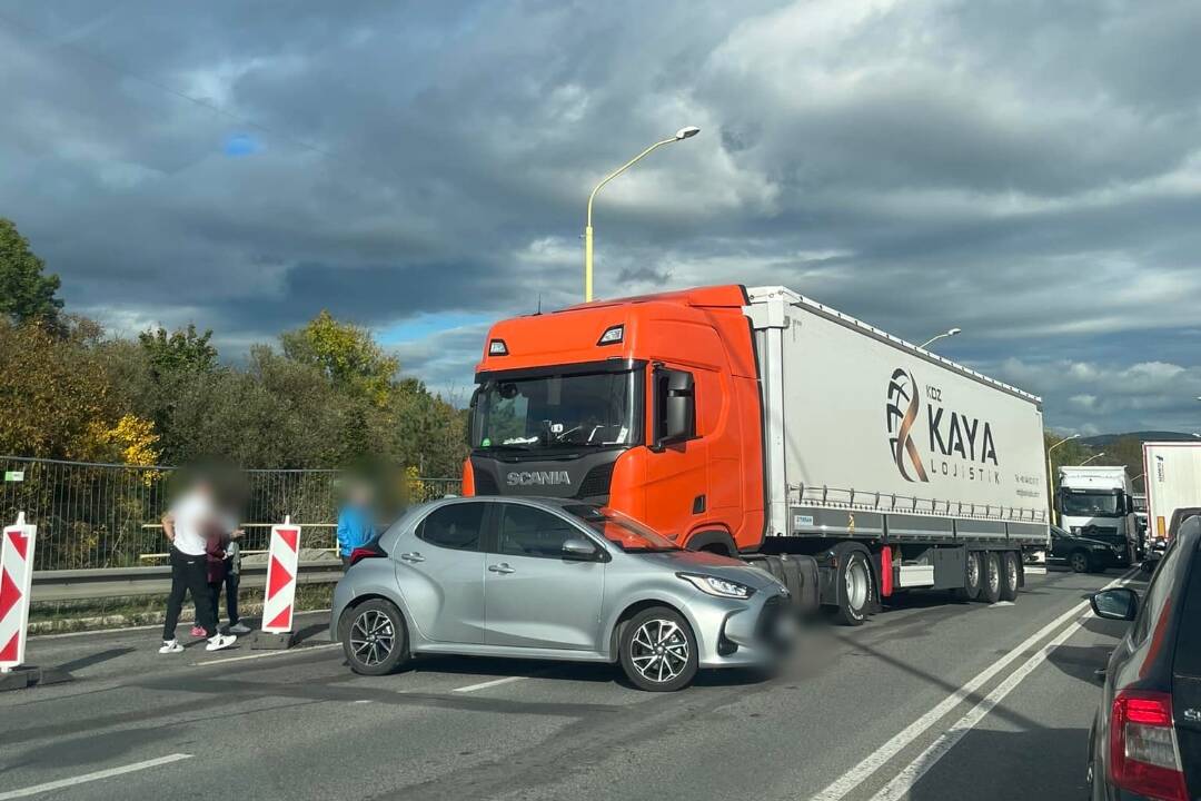 Foto: Ak môžete, vyhnite sa Rusínskej v Prešove: Po nehode auta a kamióna sa tvoria zápchy v oboch smeroch