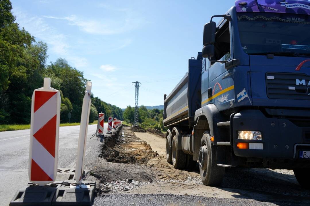 Foto: Cestári čoskoro začnú s opravou cesty pri Veľkej Lomnici. Práce budú pokračovať aj cez týždeň