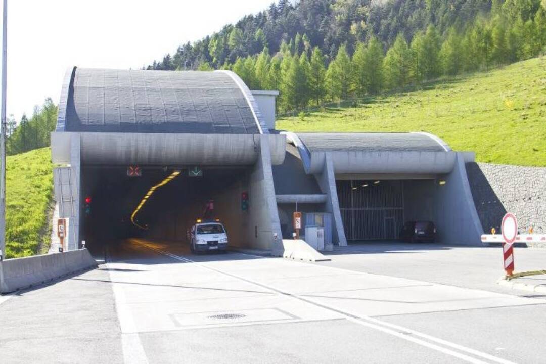 Foto: Tunel Branisko uzatvorili pre zrážku dvoch osobných áut, na mieste zasahovali hasiči