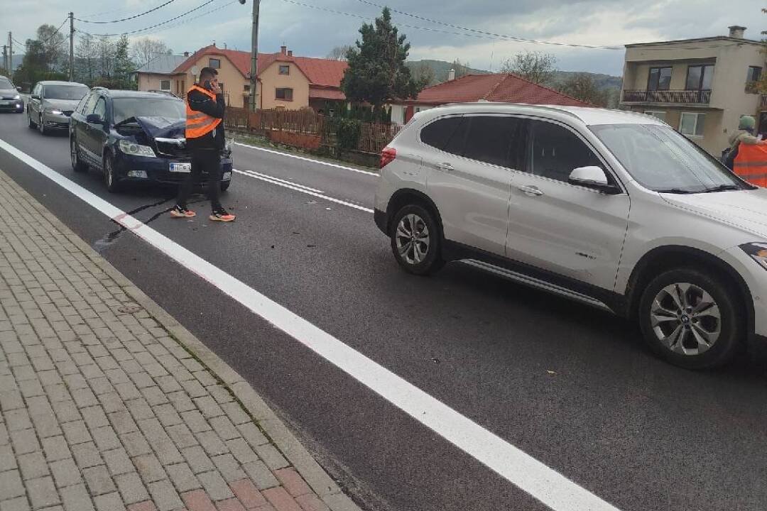 Medzi Čiernym nad Topľou a Bystrím došlo k nehode. Zrazili sa tam tri autá, blokovaný je jeden jazdný pruh