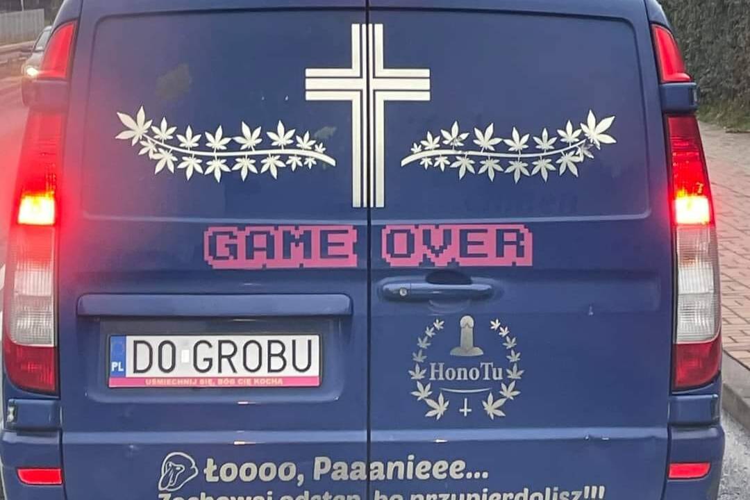 Foto: Pár kilometrov za našimi hranicami poľské pohrebné auto baví vodičov: „GAME OVER“ a ŠPZ „DO GROBU“