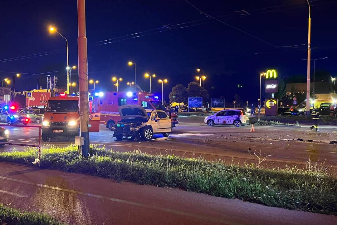 Foto: Pri dopravnej nehode pri MAX-e v Prešove sa zranili tri osoby, dopravu riadili policajti