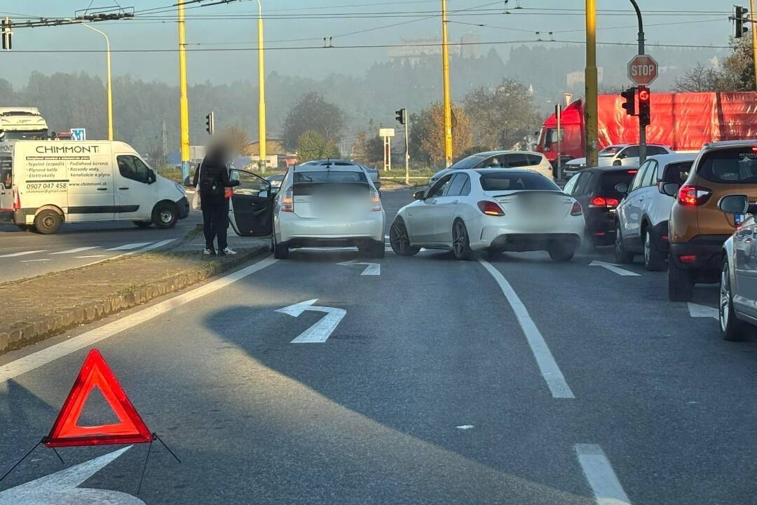 Foto: Nepríjemný štart do štvrtkového rána: Zrážka áut ochromila rannú špičku v Prešovskom kraji