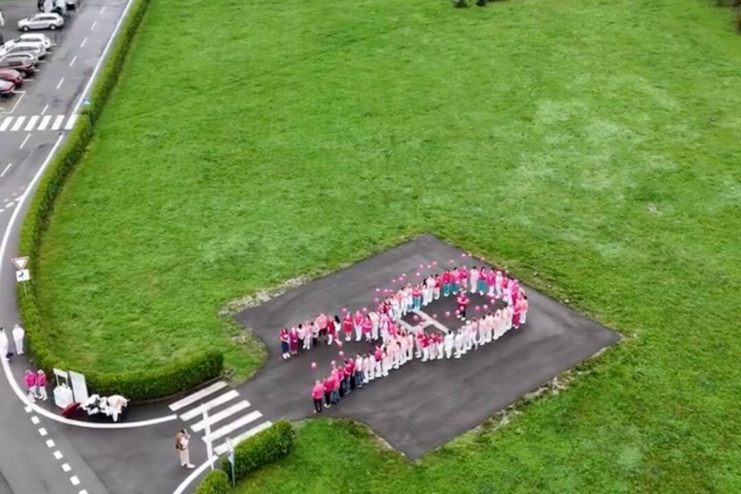 Foto: VIDEO: V humenskej nemocnici si originálne pripomenuli dôležitosť prevencie živou ružovou stužkou