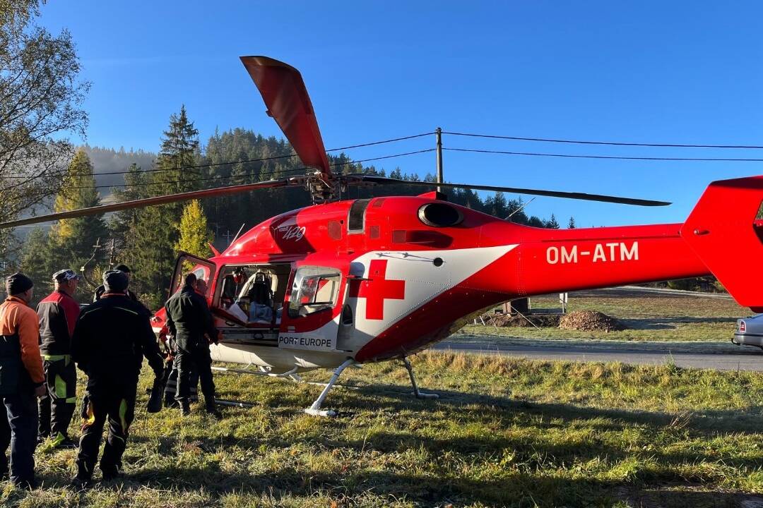 Foto: V okrese Poprad si muž pri orezávaní stromov vážne poranil dolnú končatinu. Na pomoc letel vrtuľník