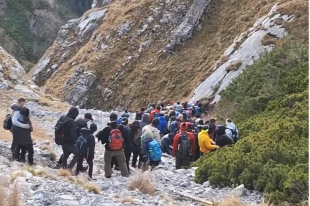 VIDEO: Turisti v Tatrách čelili nebezpečnej situácii. V rade pod reťazami čakalo dvesto ľudí, niektorí boli aj s deťmi 