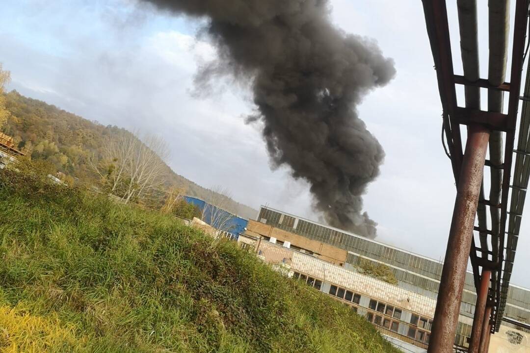 Foto: Vo výrobnej hale v Snine došlo k požiaru. Horel lis, v ktorom sa nachádzalo 15-tisíc litrov hydraulického oleja 