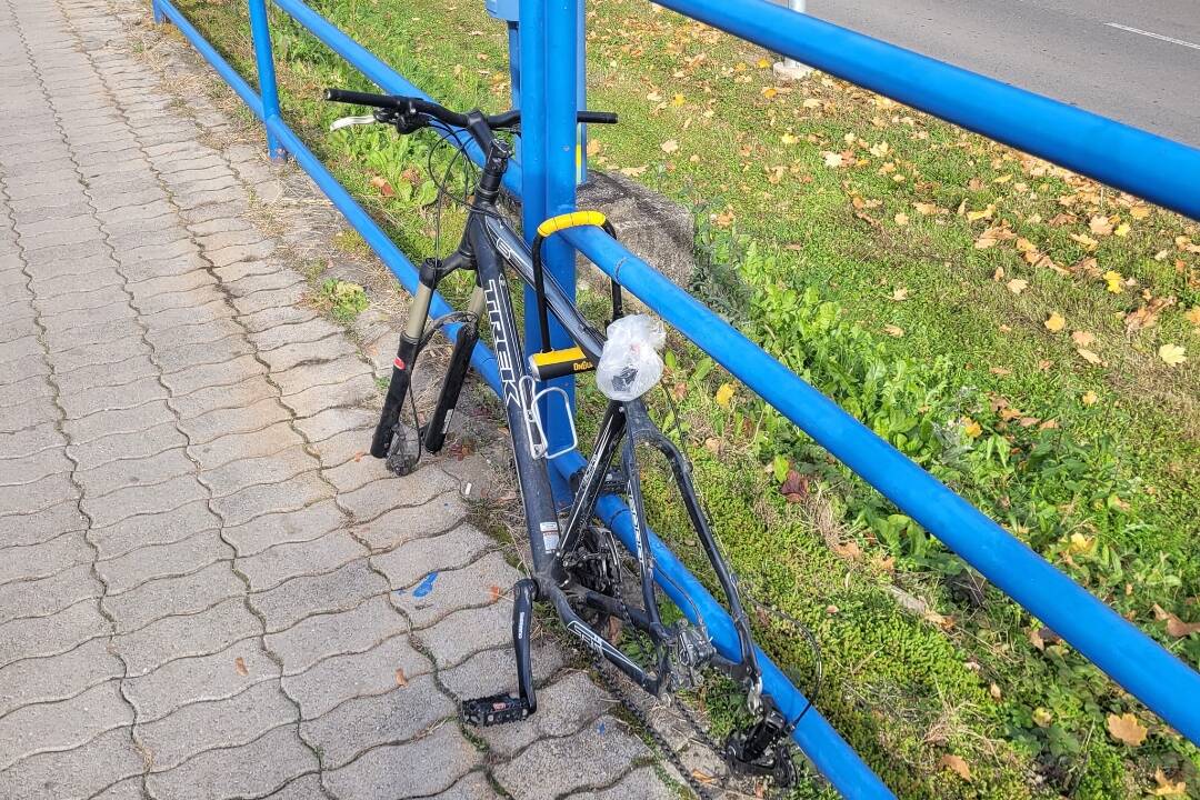 Foto: Zamknutie bicykla pri malej stanici v Prešove nepomohlo. Zlodej bol kreatívny, odniesol si kolesá a sedadlo