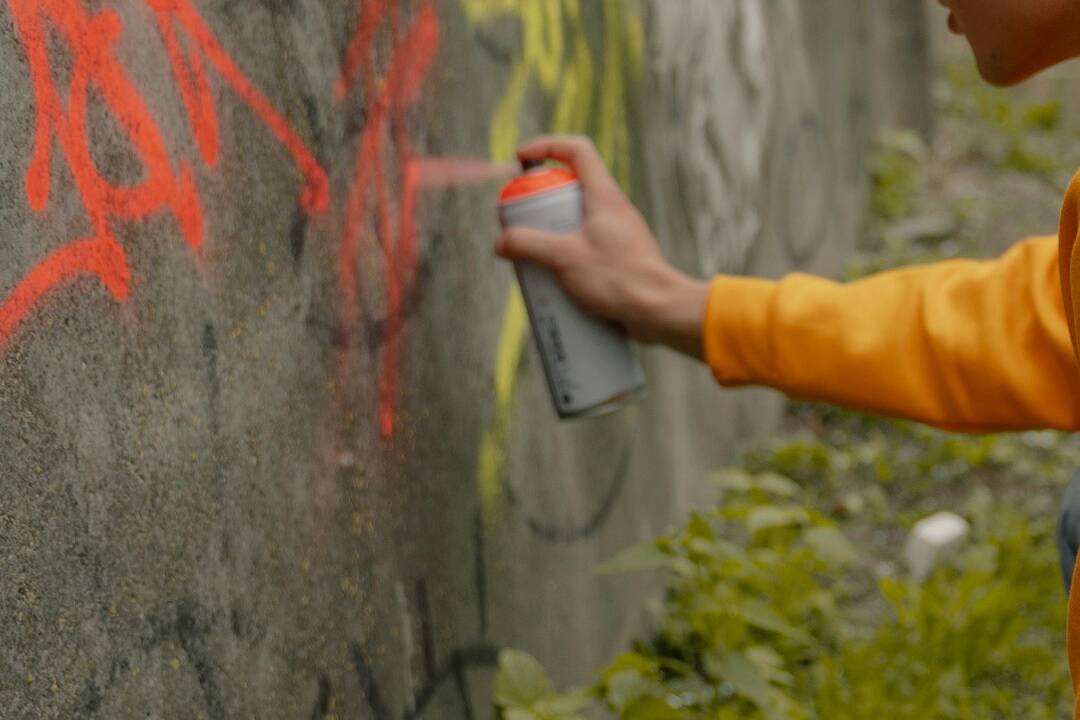 Foto: Samozvaný umelec poškodil školu v Prešove. Fasádu postriekal rôznymi farbami