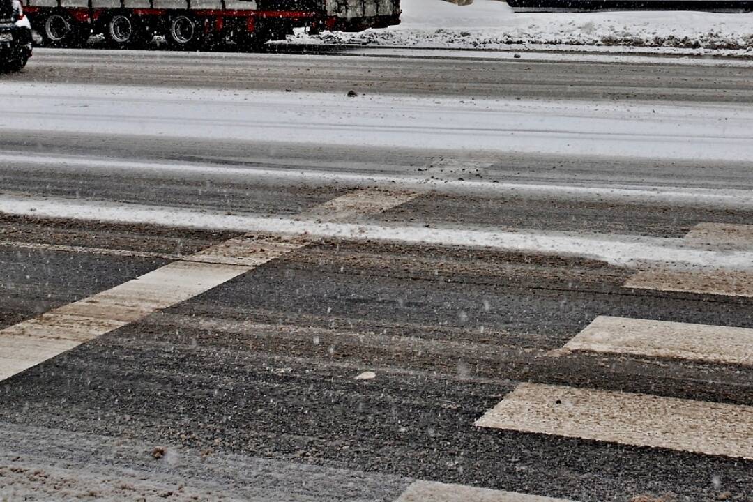 Foto: Vodička doplatila na letné pneumatiky. Medzi Spišským Bystrým a Popradom dostala šmyk a niekoľkokrát sa prevrátila