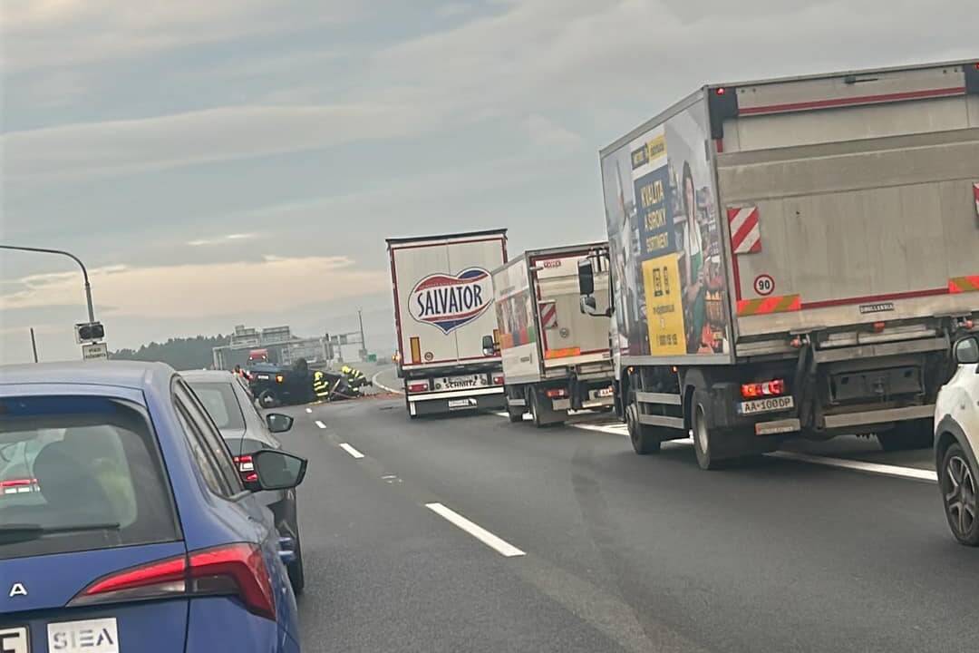 FOTO: Za tunelom Branisko vyhasol ľudský život. Diaľnica je pre smrteľnú nehodu uzavretá