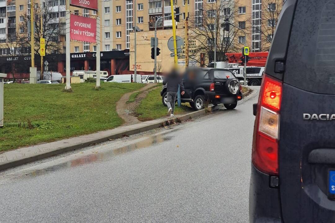 Foto: Na ulici Pod Táborom v Prešove zvýšte opatrnosť. Havarovalo tam osobné auto