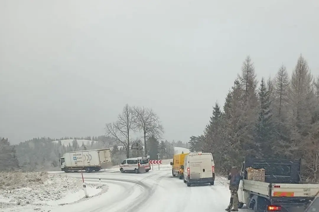 Foto: Za volantom buďte opatrní: Magurské sedlo je zasnežené, na ceste sa šmýka 