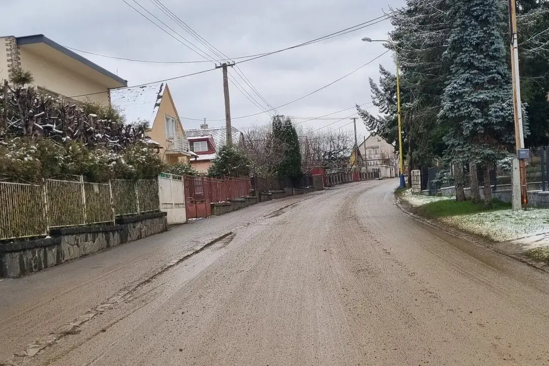 Foto: Dilongova ulica, ktorú trápia nákladiaky smerujúce na stavbu nemocnice, sa dočká.  Chaos má trvať už len do Vianoc
