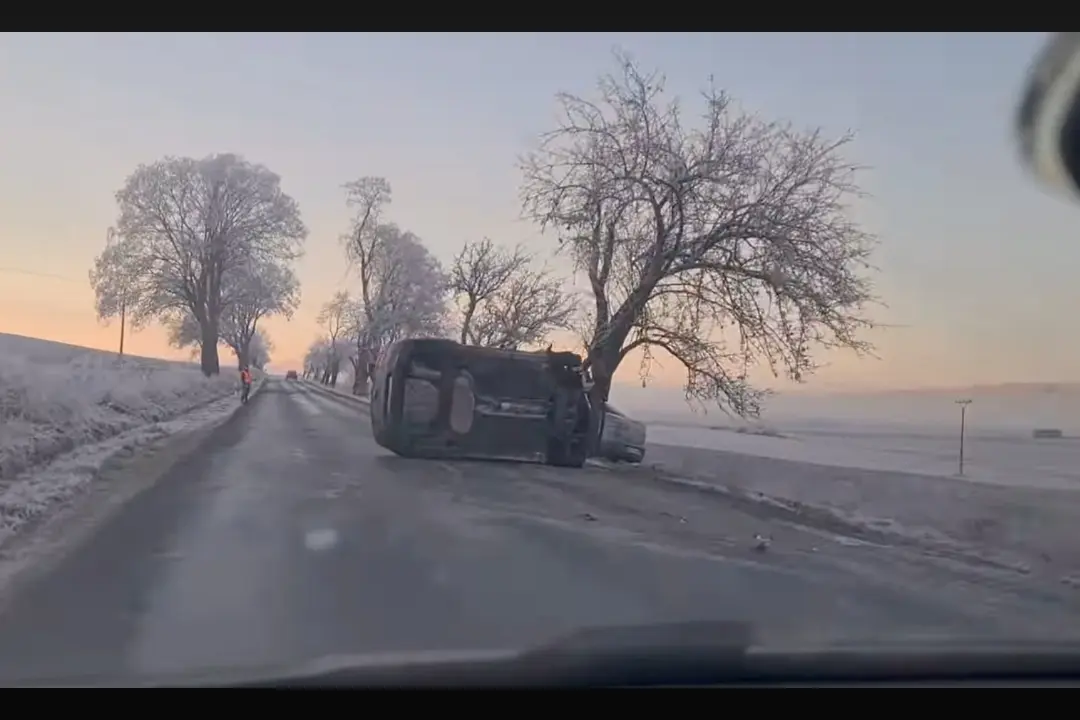 Foto: FOTO a  VIDEO: Na ceste z Abrahámoviec do Jánoviec došlo k dopravnej nehode, vodiči narazili do stromu