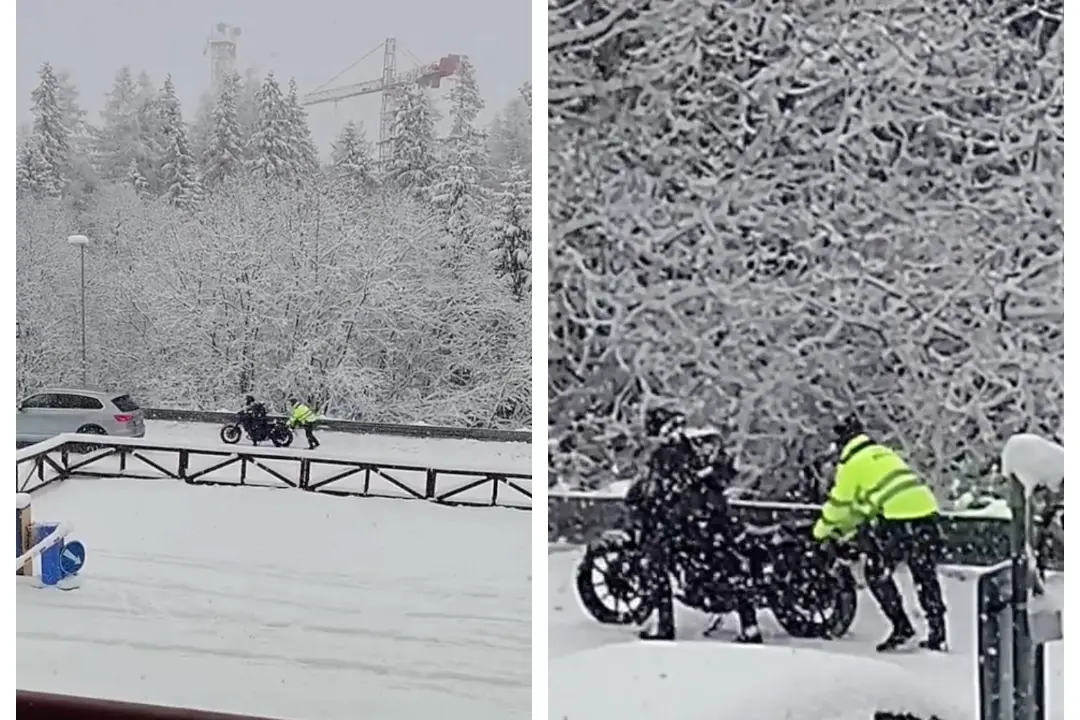 Foto: VIDEO: Motorkára v Tatrách prekvapili snehové zrážky. Pri brodení snehom mu pomáhal obecný policajt