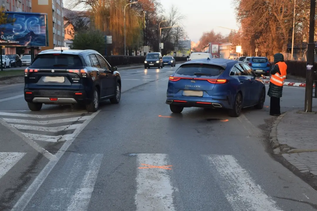 Foto: Vodička osobného auta na priechode v Sabinove narazila do chodkyne, tú až odhodilo na chodník