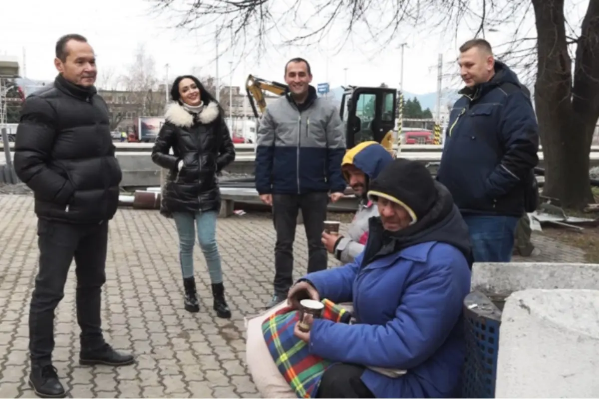 FOTO: Sviatočná pomoc v Humennom, ľudia bez domova dostávajú čaj, jedlo aj teplé deky
