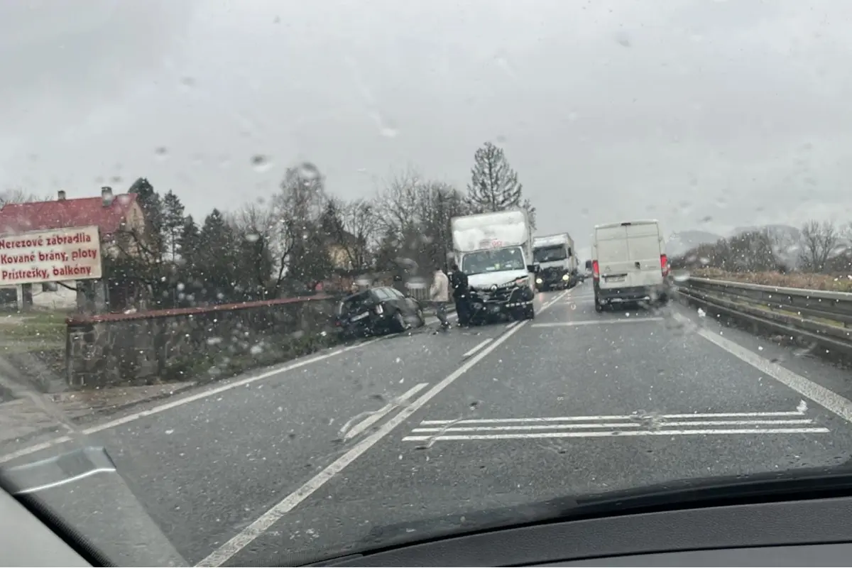 Foto: Nehoda pri obci Lada: Auto skončilo mimo cesty, druhé blokuje jazdný pruh. Škody rátajú na tisíce