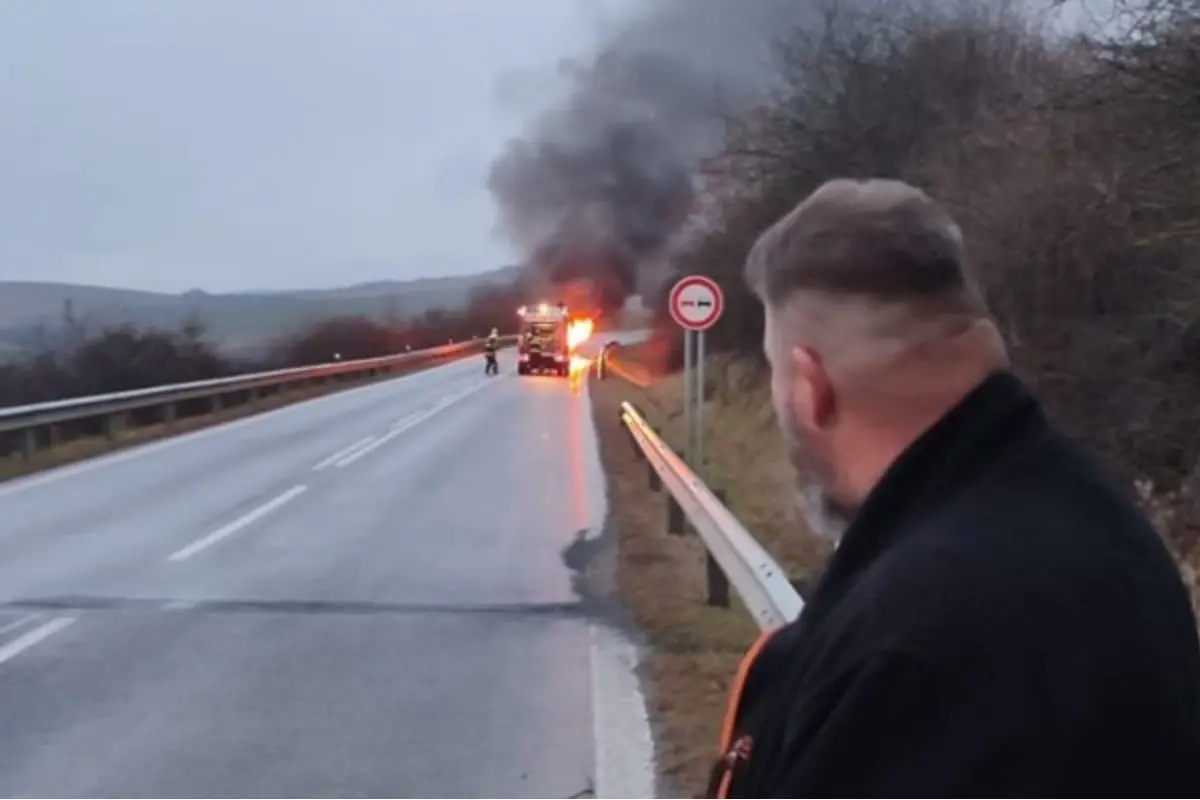 Foto: Farárovi Jankovi z Orlova zhorelo auto, knihy v ňom však zázrakom prežili a ľudia sa mu za pár dní vyzbierali na nové