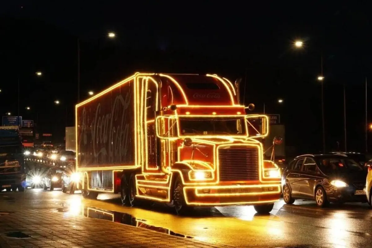 Foto: Vianočný Coca-Cola kamión rozžiari metropolu východu. Santa Claus poteší veľkých aj malých