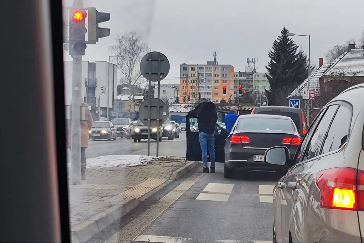 Foto: Dopravná nehoda v Poprade pri Tatravagónke blokuje premávku na Štefánikovej ulici