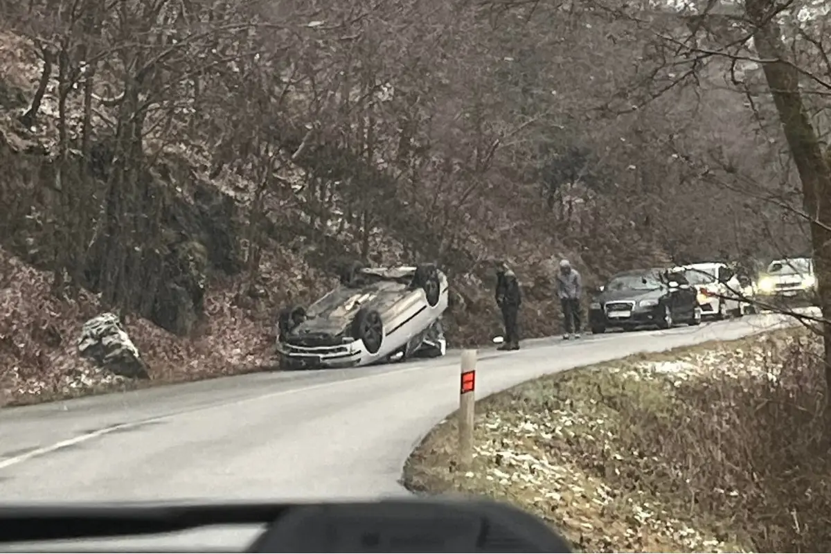 Foto: Dramatická nehoda pri obci Víťaz, auto skončilo na streche, na mieste sa tvorili kolóny