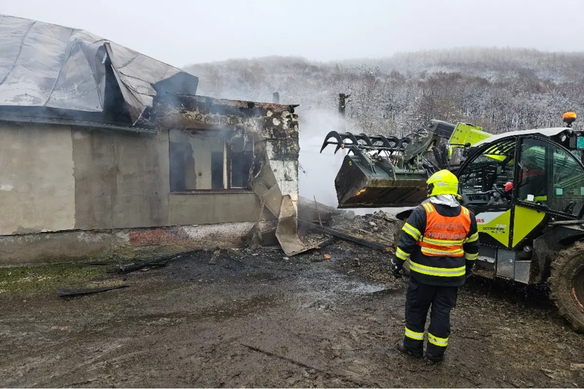 FOTO: Obrovský požiar v obci Sukov, plamene zachvátili stajňu aj strechu domu. Živel spôsobil škody za 10-tisíce