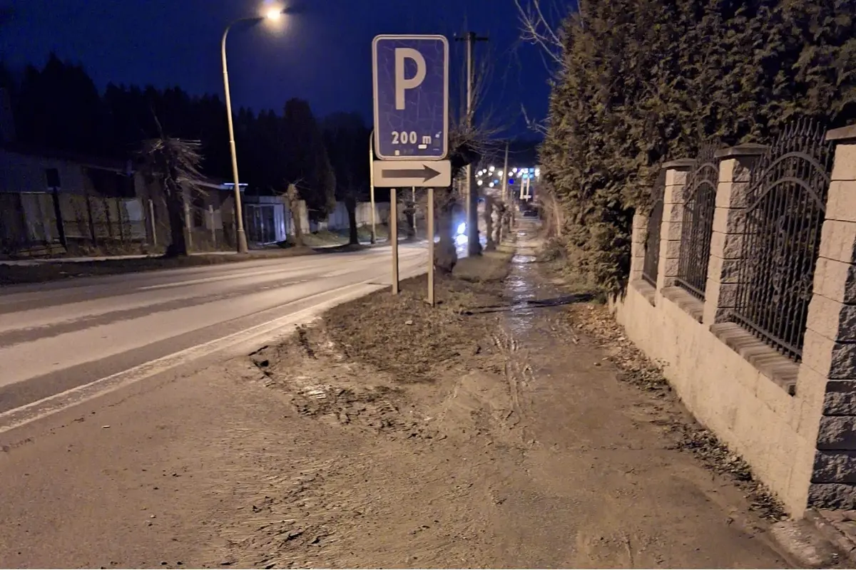 Foto: Chodník pri stavbe novej vojenskej nemocnice v Prešove je v katastrofálnom stave, ľudia strácajú trpezlivosť
