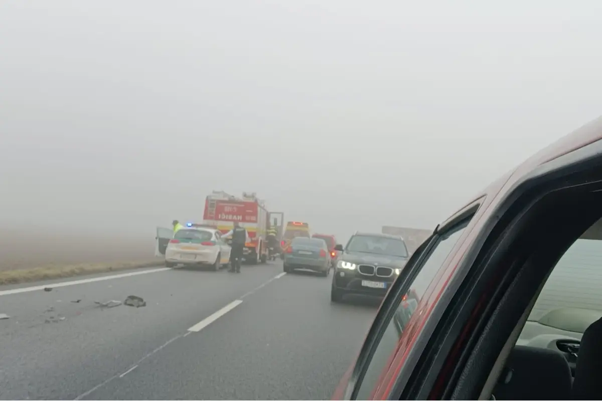 Foto: Havária pri Čaklove: Zrážka dvoch áut v hmle, medzi zranenými je aj dieťa